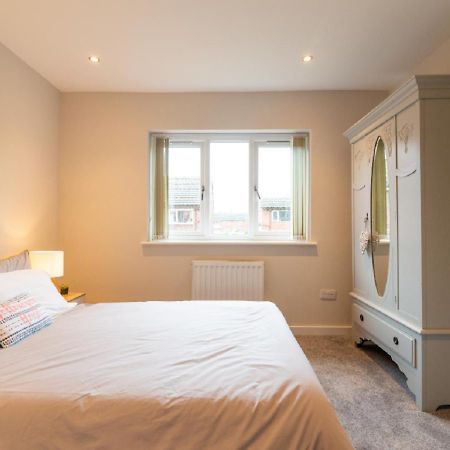 Beautiful 6 Bedroom Holiday Home, Manchester Wythenshawe Exterior photo