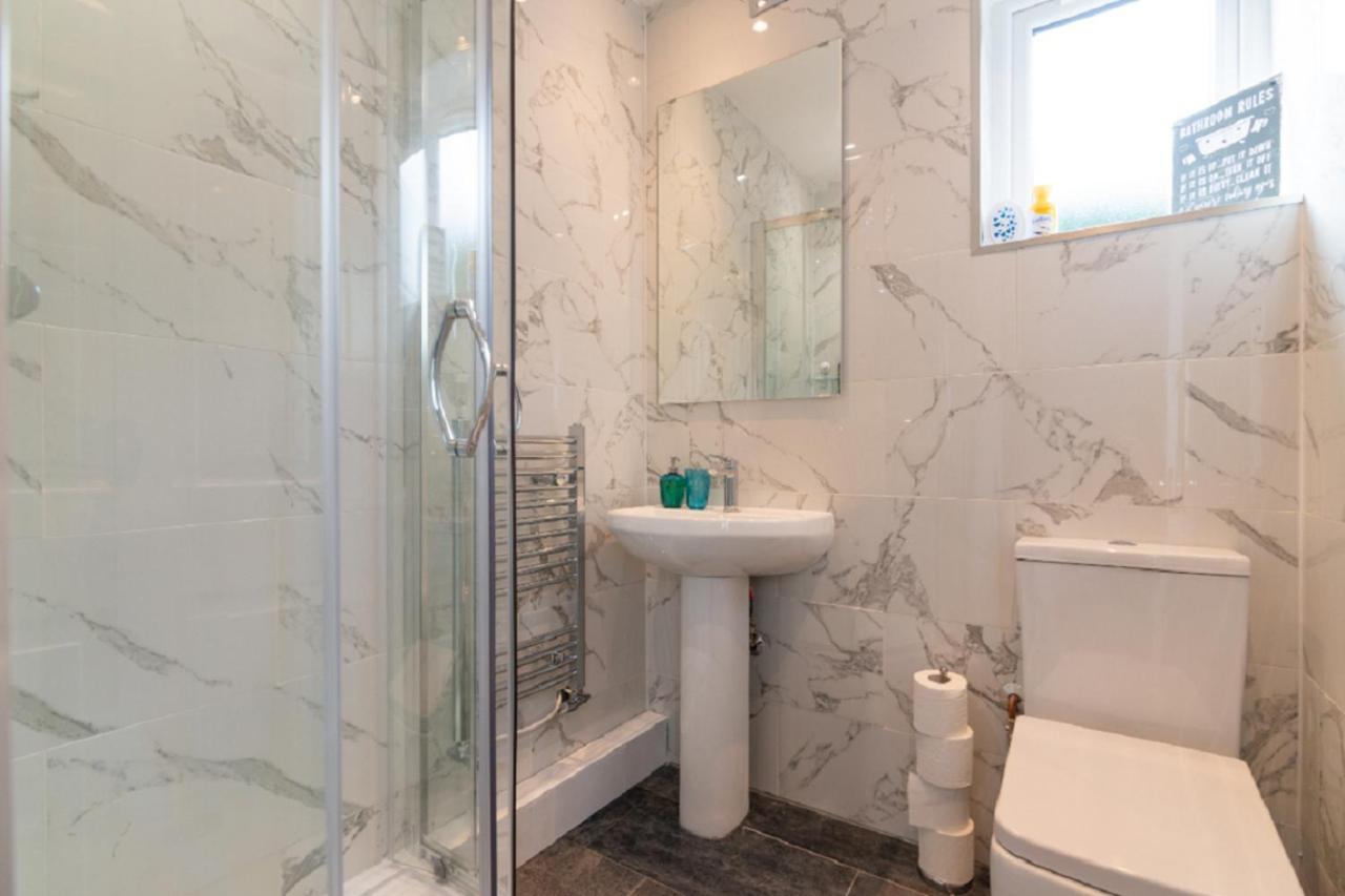 Beautiful 6 Bedroom Holiday Home, Manchester Wythenshawe Exterior photo