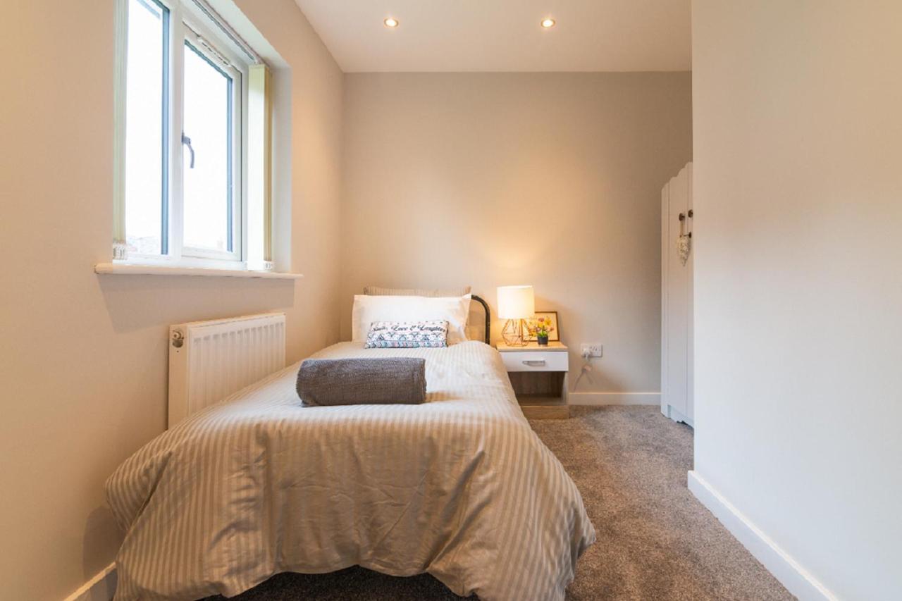 Beautiful 6 Bedroom Holiday Home, Manchester Wythenshawe Exterior photo