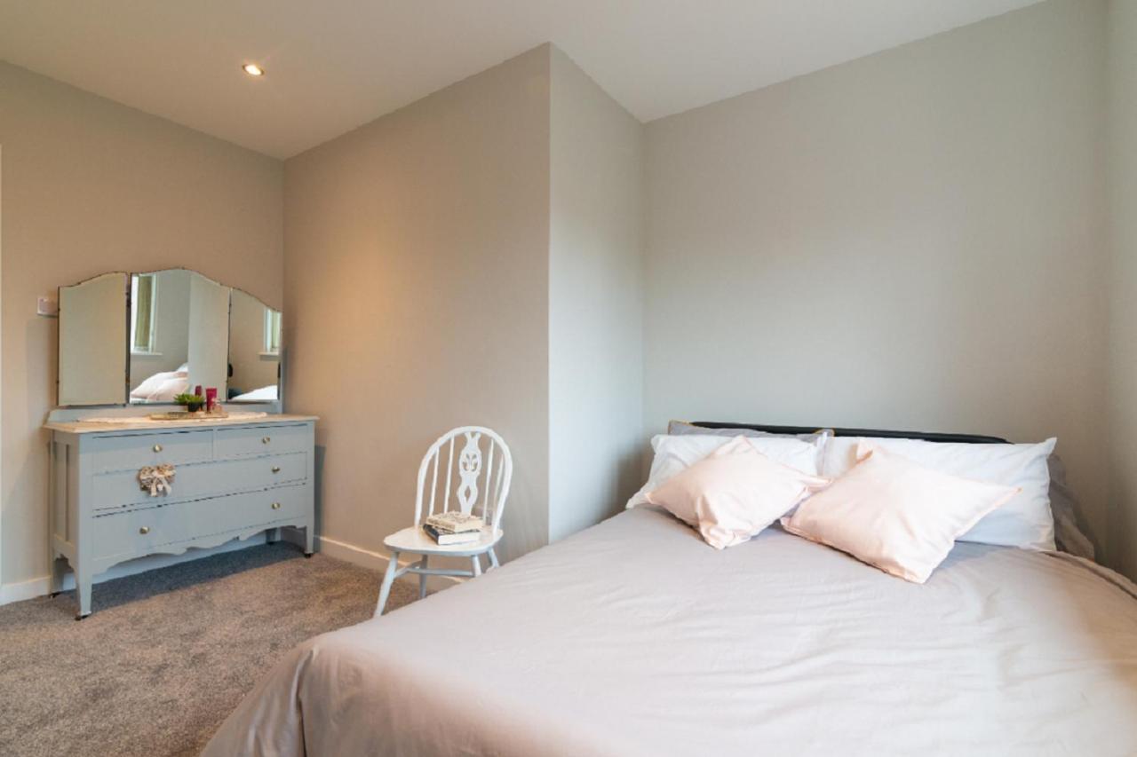 Beautiful 6 Bedroom Holiday Home, Manchester Wythenshawe Exterior photo