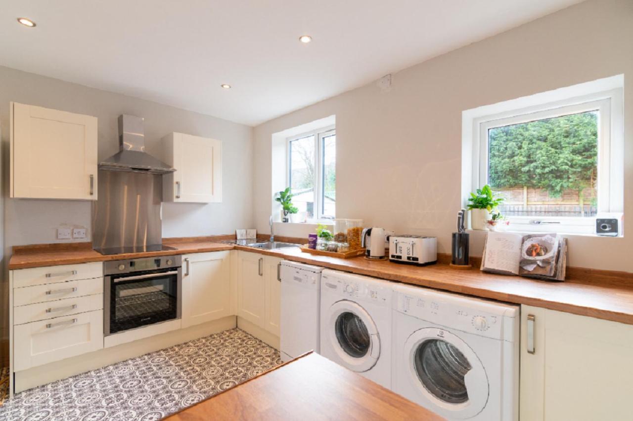 Beautiful 6 Bedroom Holiday Home, Manchester Wythenshawe Exterior photo